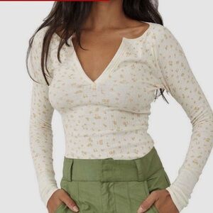 FREE PEOPLE BILLIE SPLIT V NECK LONG SLEEVE TEE FLORAL WHITE GOLDEN MEDIUM